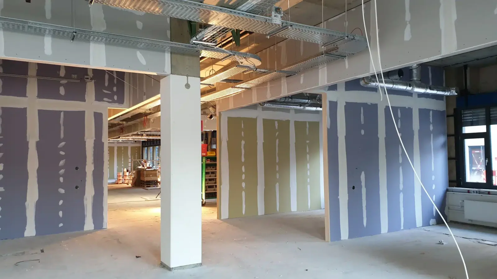 Opbouw van metalstudwanden met gipsbeplating bij Philips in Best